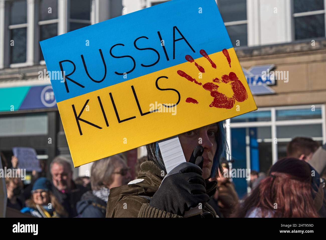 Junge Frau protestiert gegen die russische Invasion in der Ukraine. 27.. Februar 2022, Edinburgh, Schottland, Großbritannien. Stockfoto