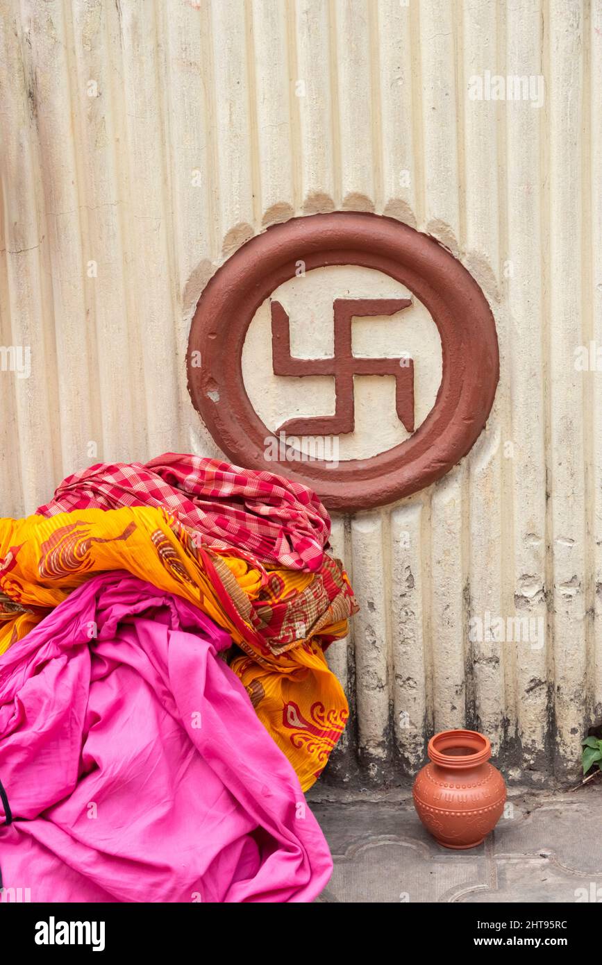 Zeichen von Swastika an der Wand, Kalkutta, Westbengalen, Indien Stockfoto