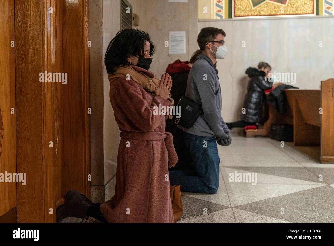 New York, USA. 27.. Februar 2022. Die Menschen beten in der St. George Ukrainischen katholischen Kirche während der Sonntagmorgendmesse. Kardinal Dolan nahm an der Sonntagsmesse Teil, um seine Unterstützung für die Ukraine unter der Invasion russischer Truppen zu zeigen.Quelle: SIPA USA/Alamy Live News Stockfoto