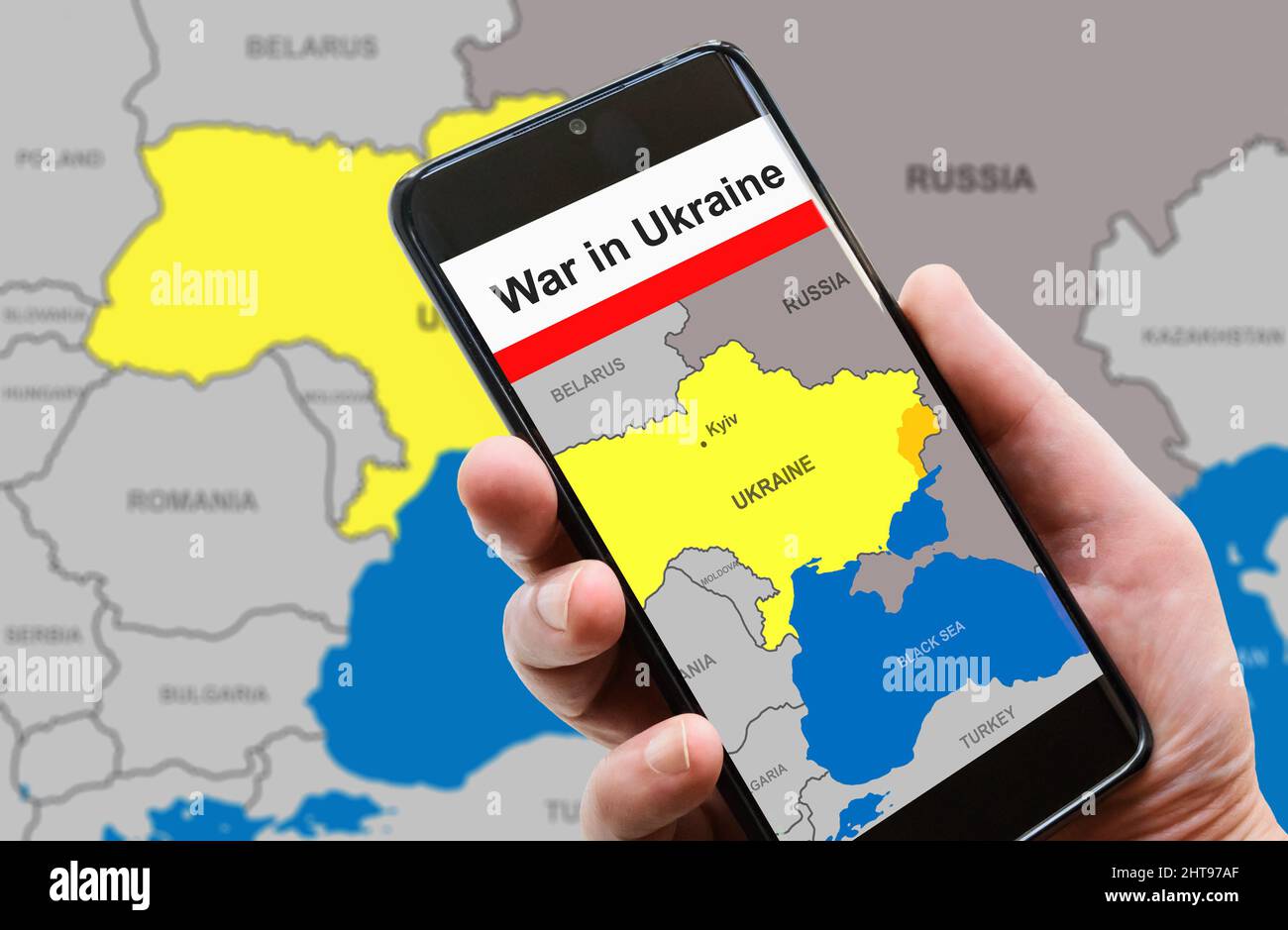 Krieg in der Ukraine auf Handy-Bildschirm. Die Ukraine und Russland Grenzen auf der Europakarte an Donbass. Ukrainisch-russischer Konflikt im Smartphone. Konzept der med Stockfoto