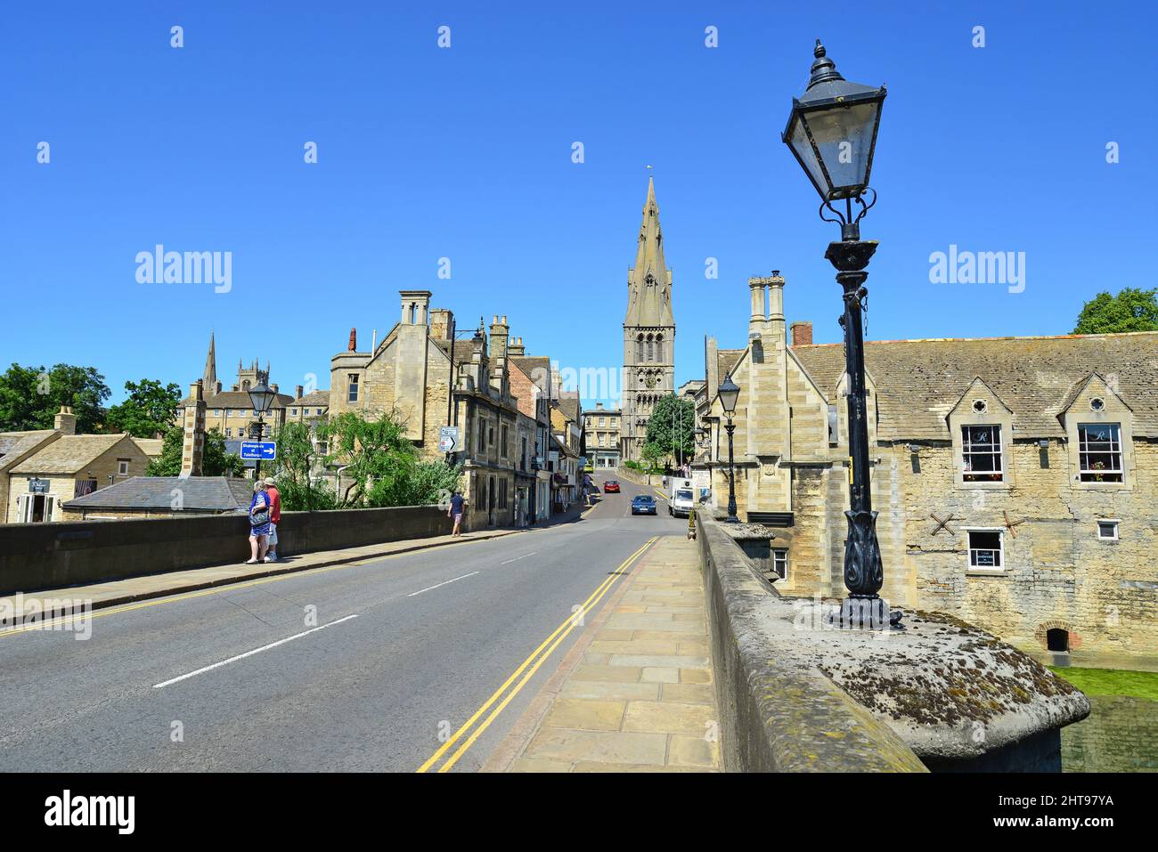 St. Marien-Kirche und St. Marien Hill von der Stadtbrücke, Stamford, Lincolnshire, England, Vereinigtes Königreich Stockfoto