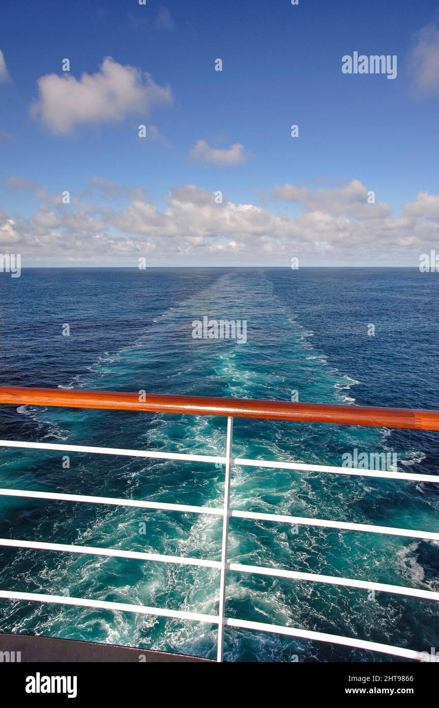 Ansicht von Wake vom Schiff zu beugen, MS Eurodam Cruise Ship, Nordsee, Europa Stockfoto