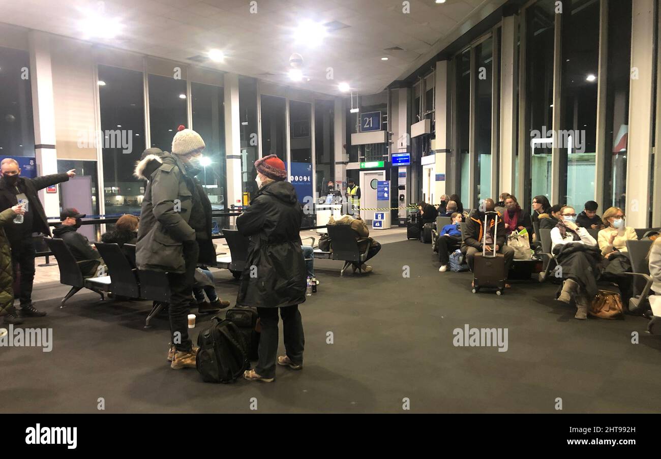Nicht exklusiv: ***KEINE E-MAIL ONLINE, ES SEI DENN, ES WURDE VEREINBART***Reisende am Flughafen Glasgow, die während der jüngsten Wetterumwälzungen und Verspätungen nach Hause pendeln. Stockfoto