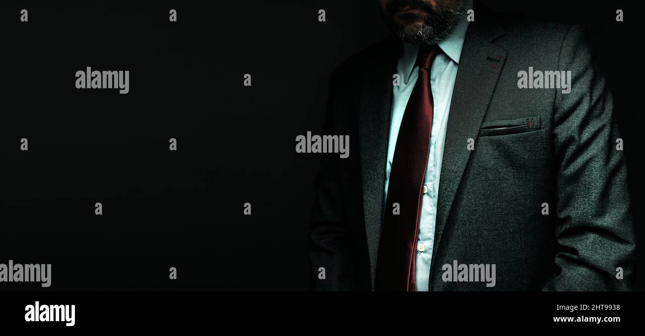 Panoramaporträt eines Geschäftsmanns auf dunklem Hintergrund, Low-Key-Bild mit selektivem Fokus Stockfoto