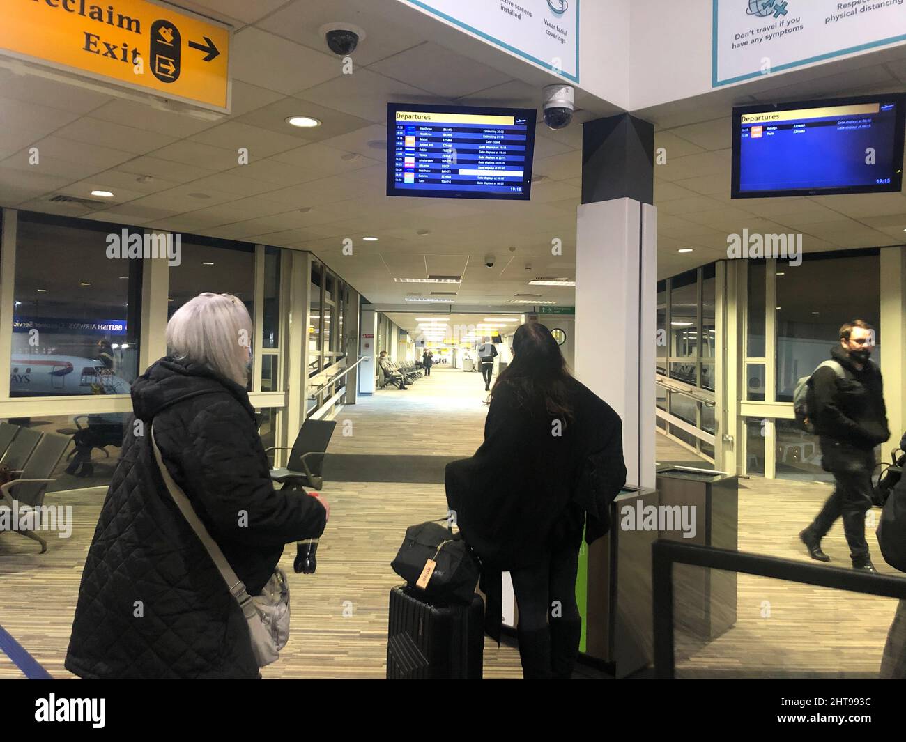 Nicht exklusiv: ***KEINE E-MAIL ONLINE, ES SEI DENN, ES WURDE VEREINBART***Reisende am Flughafen Glasgow, die während der jüngsten Wetterumwälzungen und Verspätungen nach Hause pendeln. Stockfoto