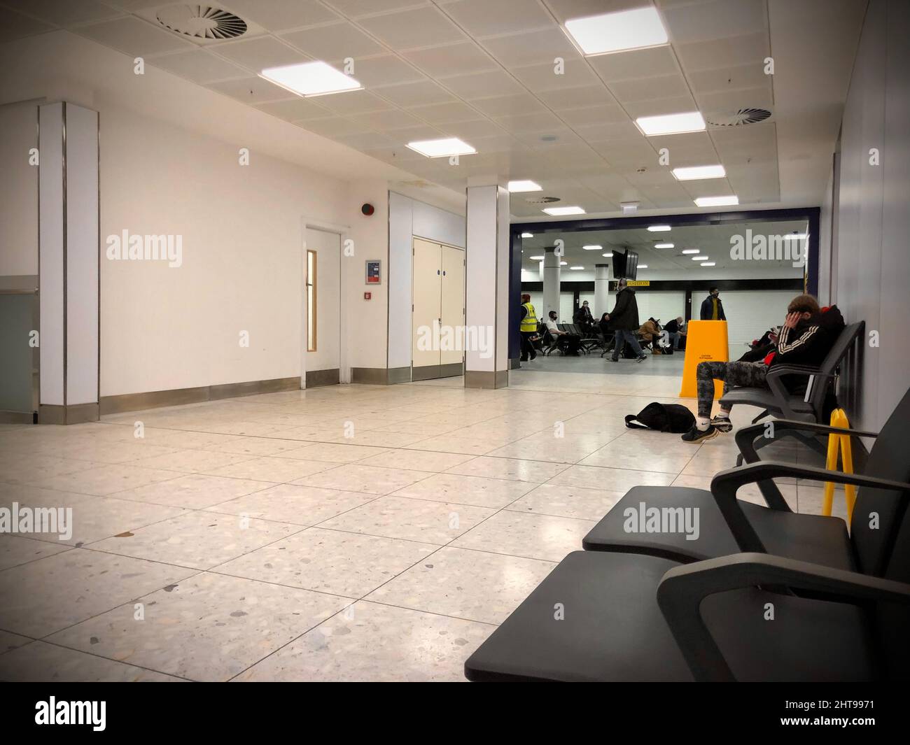 Nicht exklusiv: ***KEINE E-MAIL ONLINE, ES SEI DENN, ES WURDE VEREINBART***Reisende am Flughafen Glasgow, die während der jüngsten Wetterumwälzungen und Verspätungen nach Hause pendeln. Stockfoto