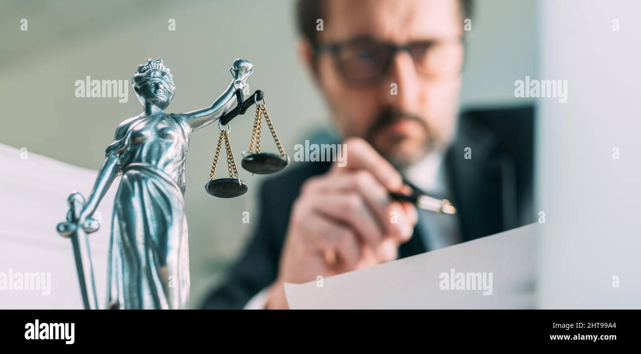 Rechtsanwalt liest rechtliche Vertragsvereinbarung in der Kanzlei, selektiver Fokus Stockfoto
