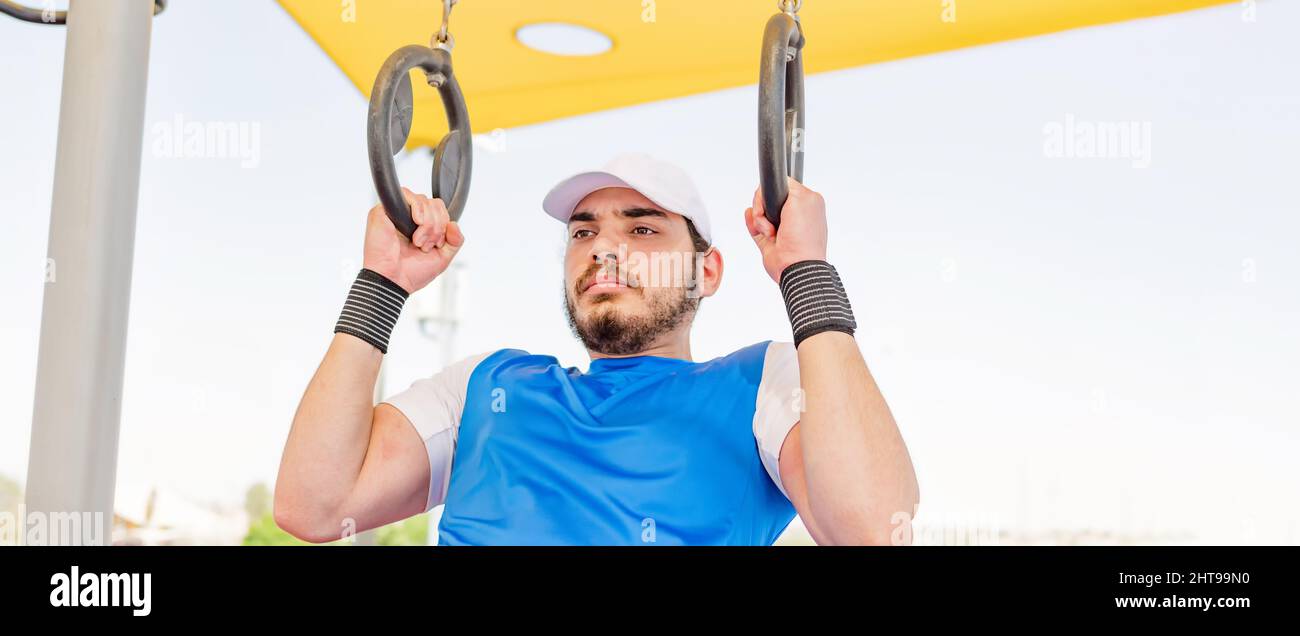 Nahaufnahme eines Mannes, der Sport mit Sportringen im Freien spielt Stockfoto