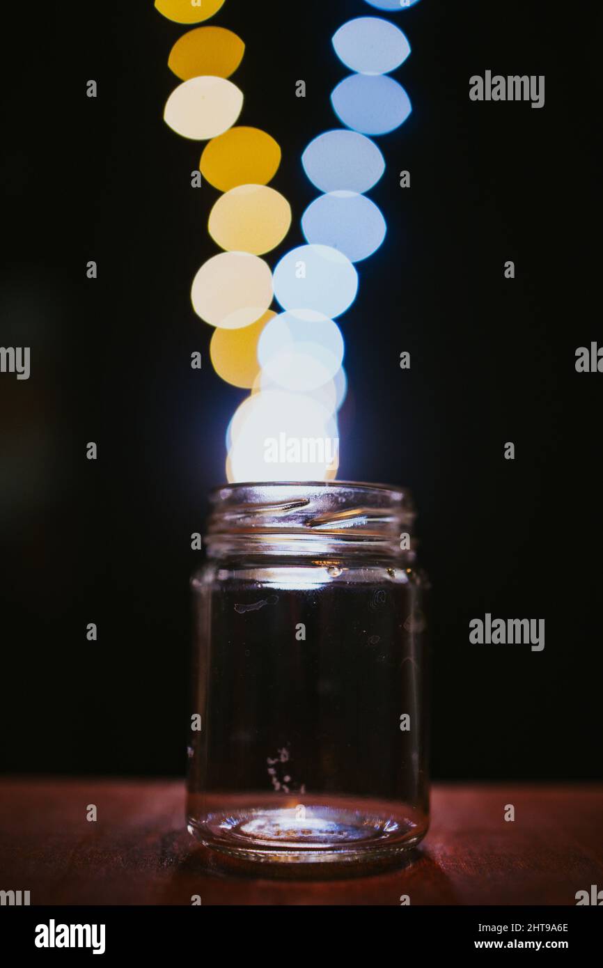 Eine Nahaufnahme eines Glases auf einem Holztisch mit weichem Fokushintergrund Stockfoto