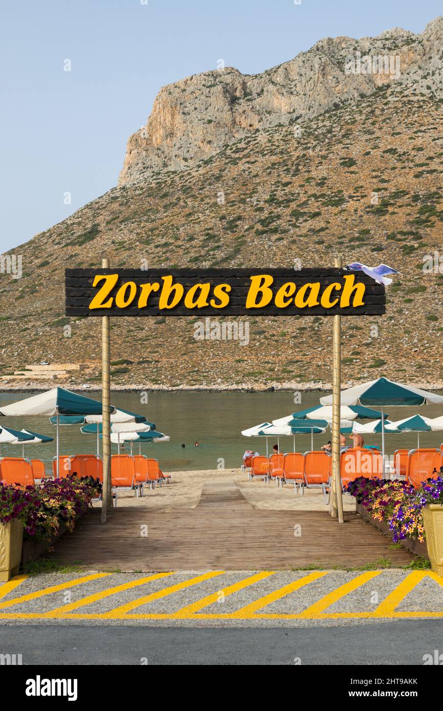 Zorbas Strand in Stavros, Kreta, Griechenland - 22. 2021. Juni: Eingang zum Zorbas Strand, mit Fotos aus dem berühmten Film Stockfoto