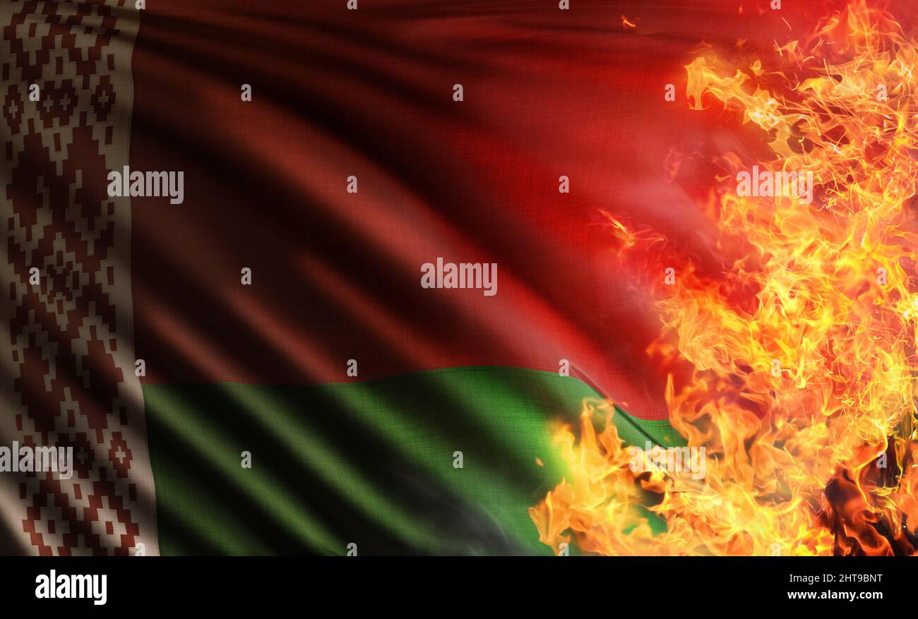 3D Komposit-Illustration, die die Nationalflagge der Republik Belarus darstellt, die von der sowjetunion geerbt wurde und von den Flammen bedroht und verbrannt wurde Stockfoto