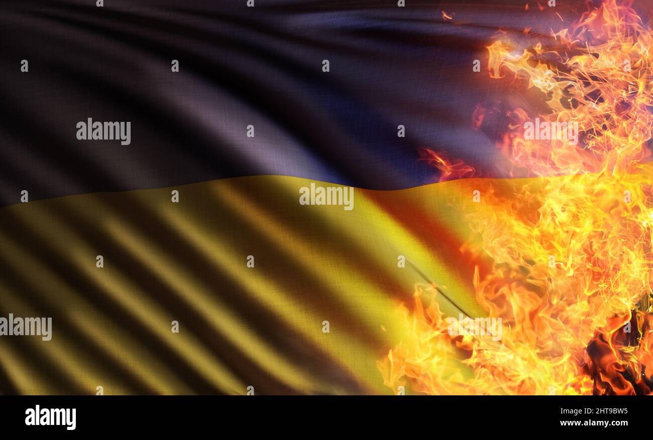 3D Kompositdarstellung der Nationalflagge der Republik Ukraine, die von der sowjetunion geerbt wurde und von den Flammen von Ru bedroht und verbrannt wurde Stockfoto