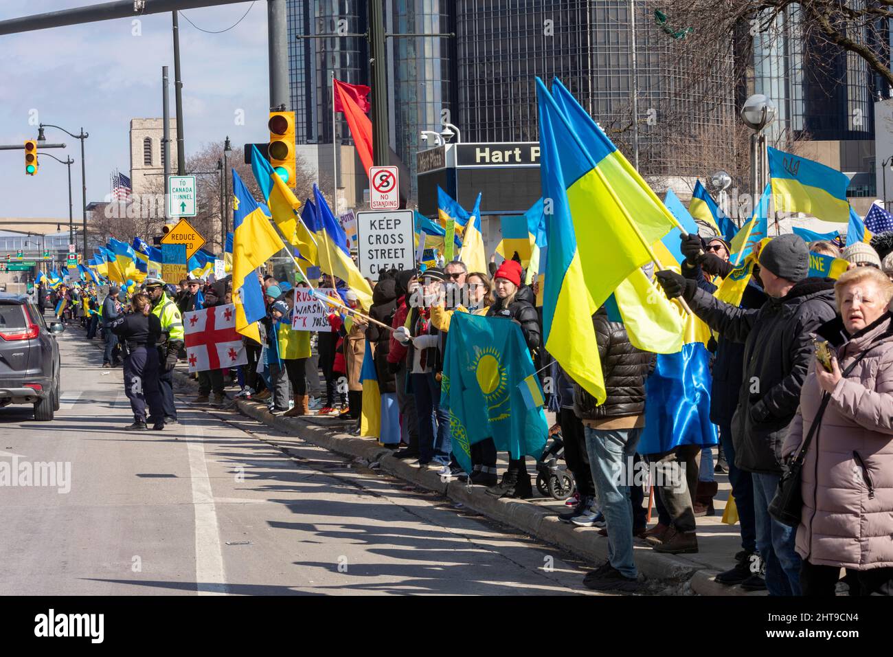 Detroit, Michigan, USA. 27.. Februar 2022. Hunderte von Menschen und ein langer Lastwagen-Konvoi nahmen an einer Kundgebung Teil, die die Ukrainer in ihrem Kampf gegen die russische Invasion ihres Landes unterstützte. Fast 40.000 Einwohner von Michigan sind ukrainischer Abstammung. Kredit: Jim West/Alamy Live Nachrichten Stockfoto
