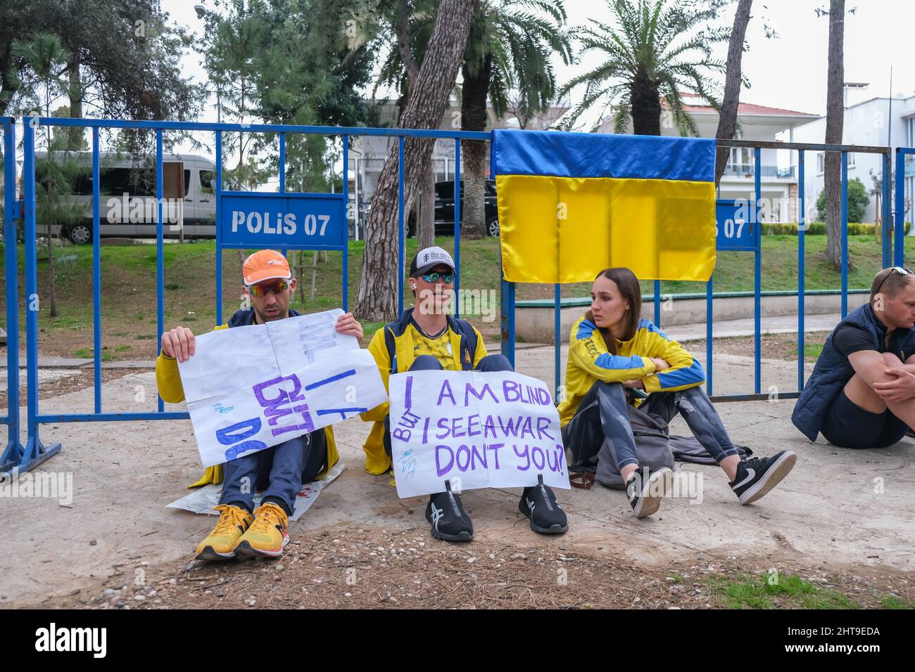 Antalya, Türkei - 27 2022. Februar: Ukrainer versammeln sich in Antalya, um gegen die russische Invasion in ihre Heimat und gegen die russische Invasion zu protestieren. Stockfoto
