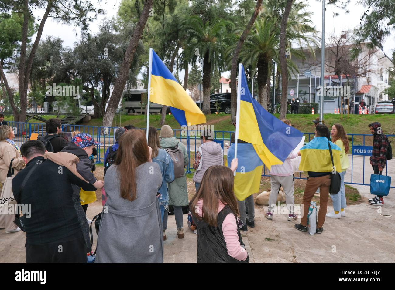 Antalya, Türkei - 27 2022. Februar: Ukrainer versammeln sich in Antalya, um gegen die russische Invasion in ihre Heimat und gegen die russische Invasion zu protestieren. Stockfoto