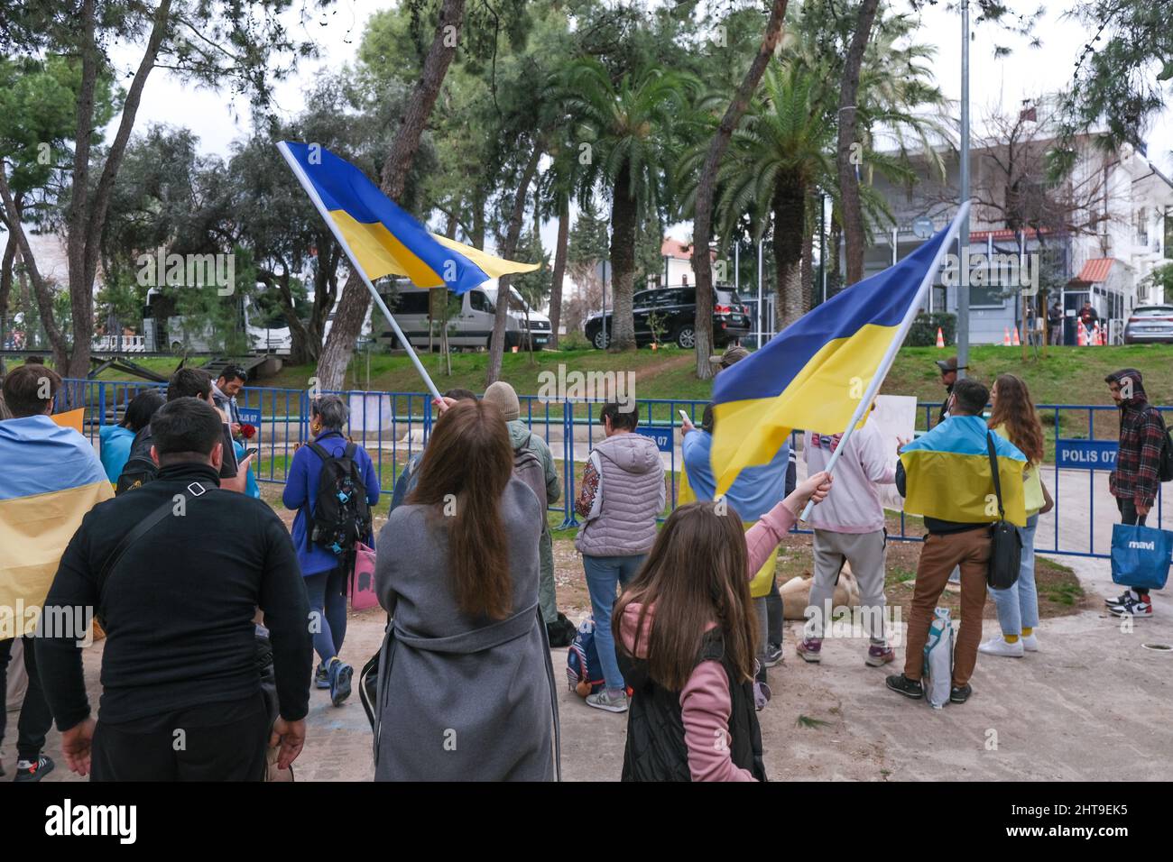 Antalya, Türkei - 27 2022. Februar: Ukrainer versammeln sich in Antalya, um gegen die russische Invasion in ihre Heimat und gegen die russische Invasion zu protestieren. Stockfoto