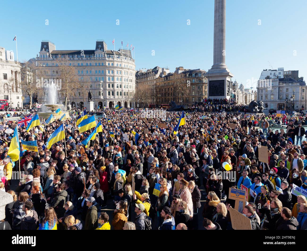 Blick auf die große Menge von Demonstranten, die sich auf dem Trafalgar Square in London versammelten, um gegen die russische Invasion in der Ukraine zu protestieren Stockfoto