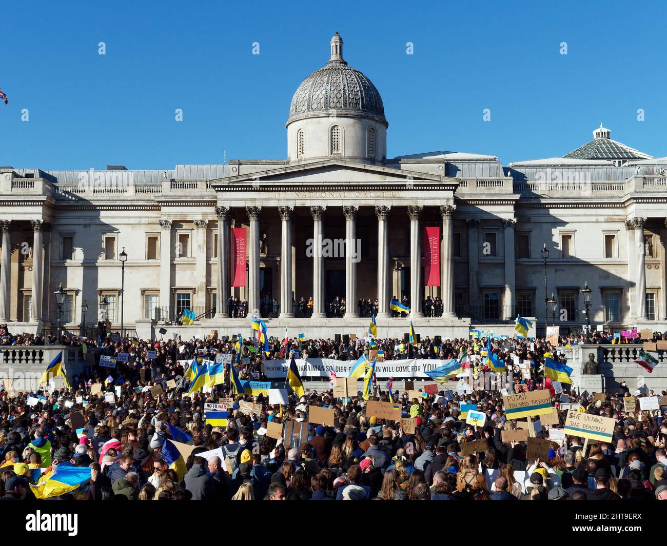 Die große Menge von Demonstranten versammelten sich vor der Nationalgalerie am Trafalgar Square in London, um gegen die russische Invasion in der Ukraine zu protestieren Stockfoto