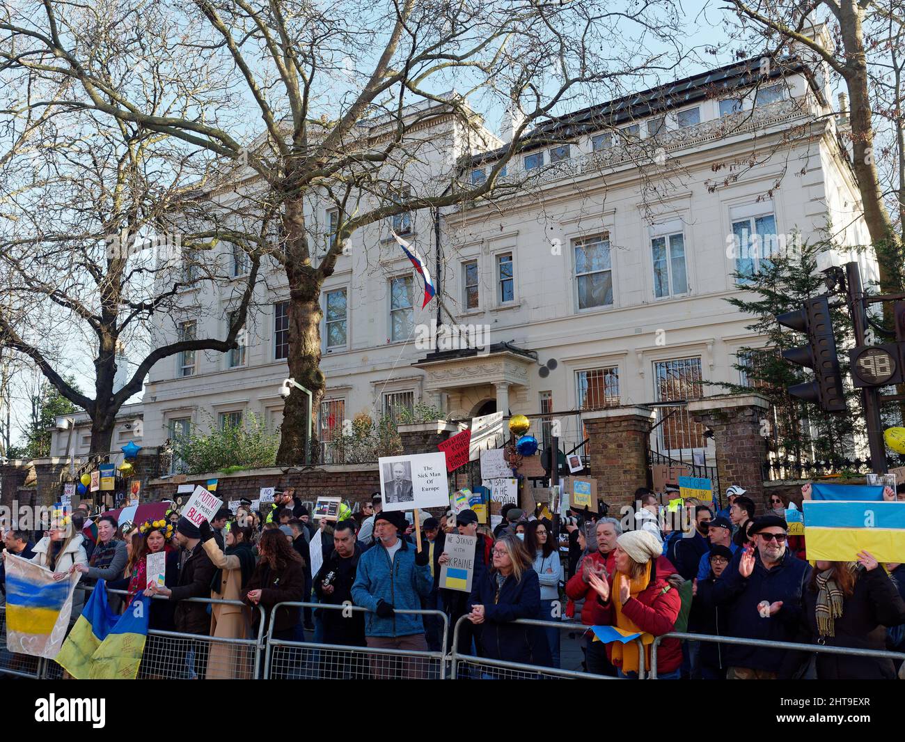 Demonstranten versammelten sich vor dem russischen Konsulat in London und schwenkten Banner und Plakate, um gegen die russische Invasion in der Ukraine zu protestieren Stockfoto