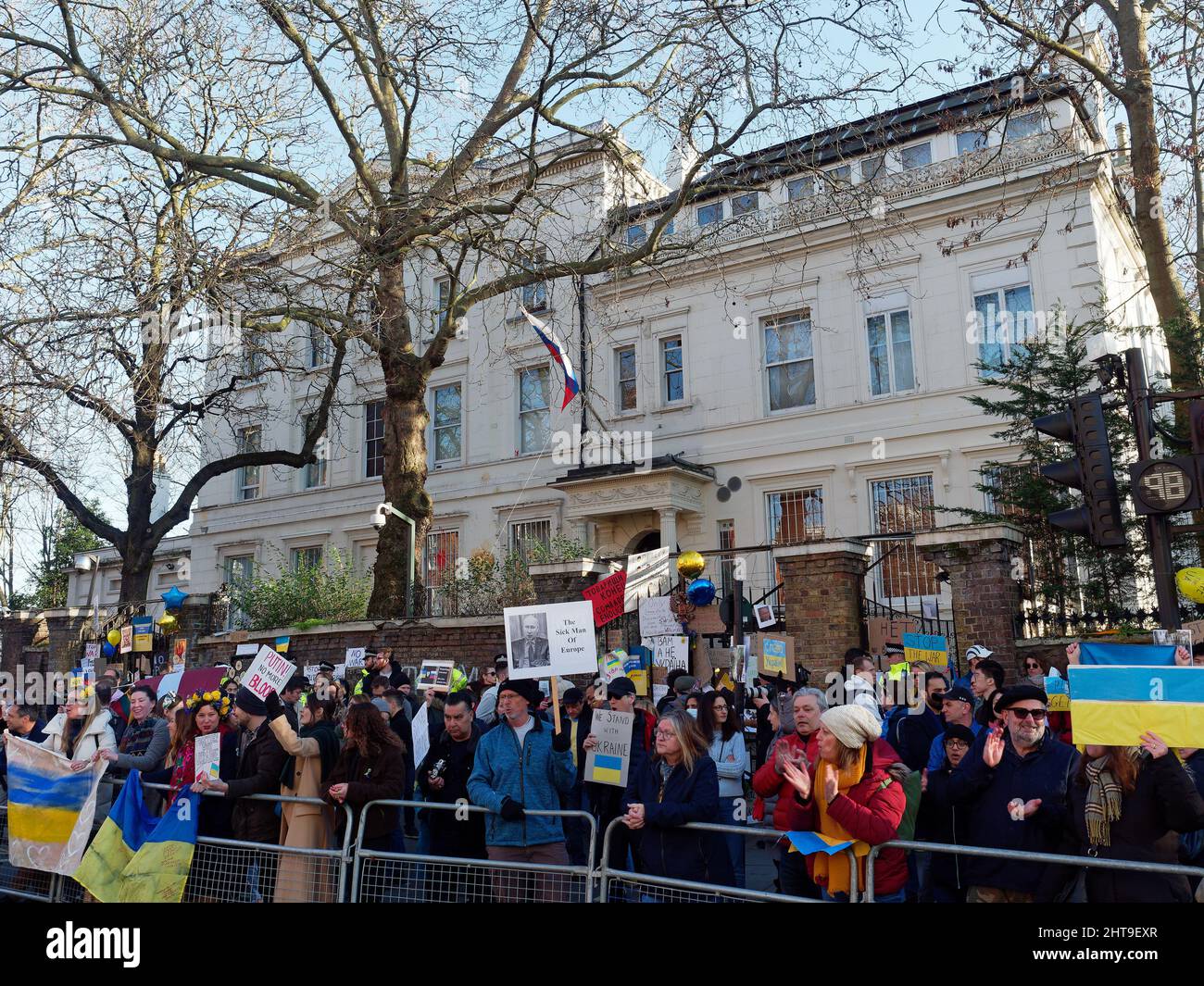 Demonstranten versammelten sich vor dem russischen Konsulat in London und schwenkten Fahnen, Banner und Plakate, um gegen die russische Invasion in der Ukraine zu protestieren Stockfoto