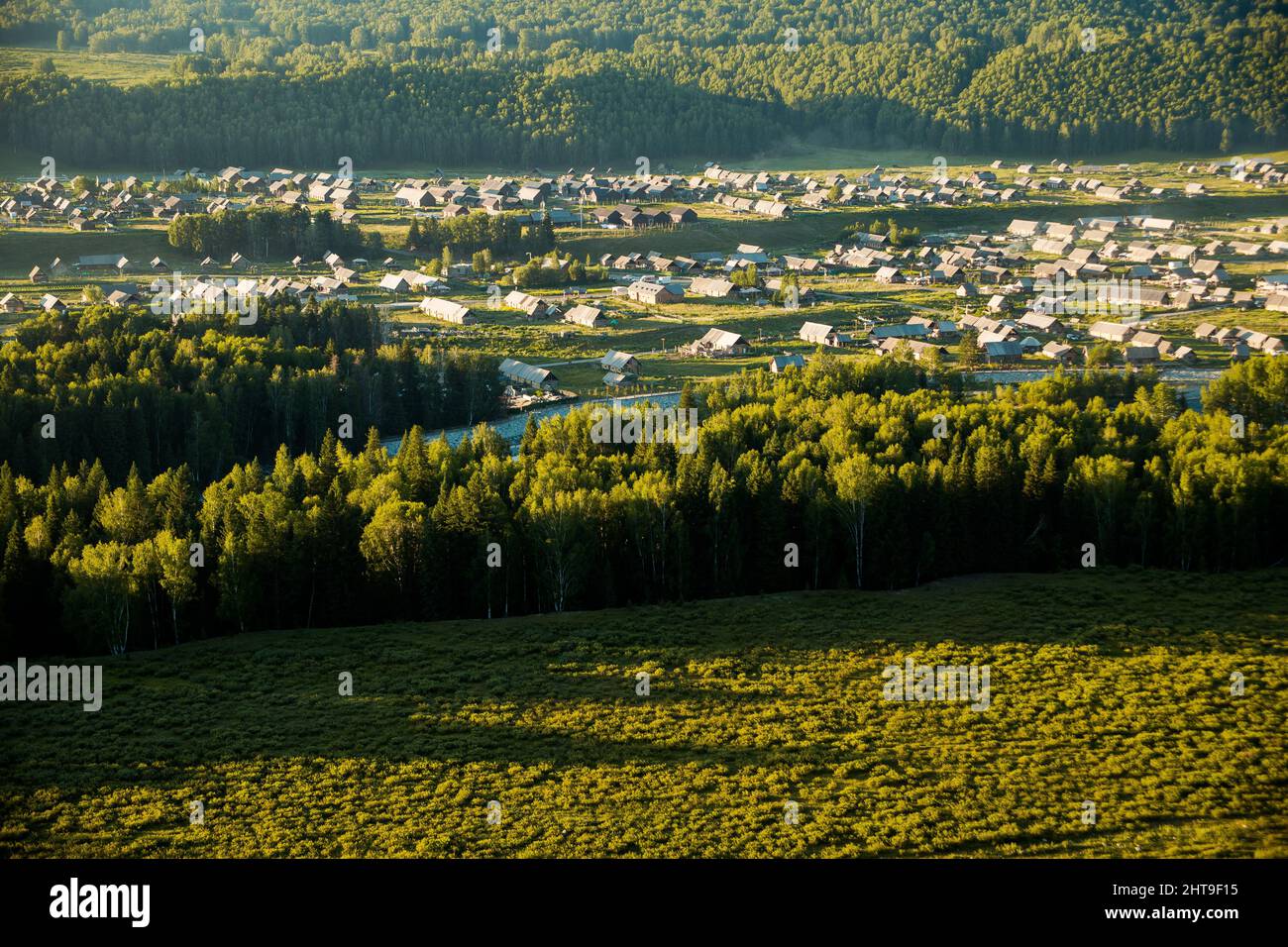 Luftaufnahme des grünen Graslands im Hemu Village in China Stockfoto