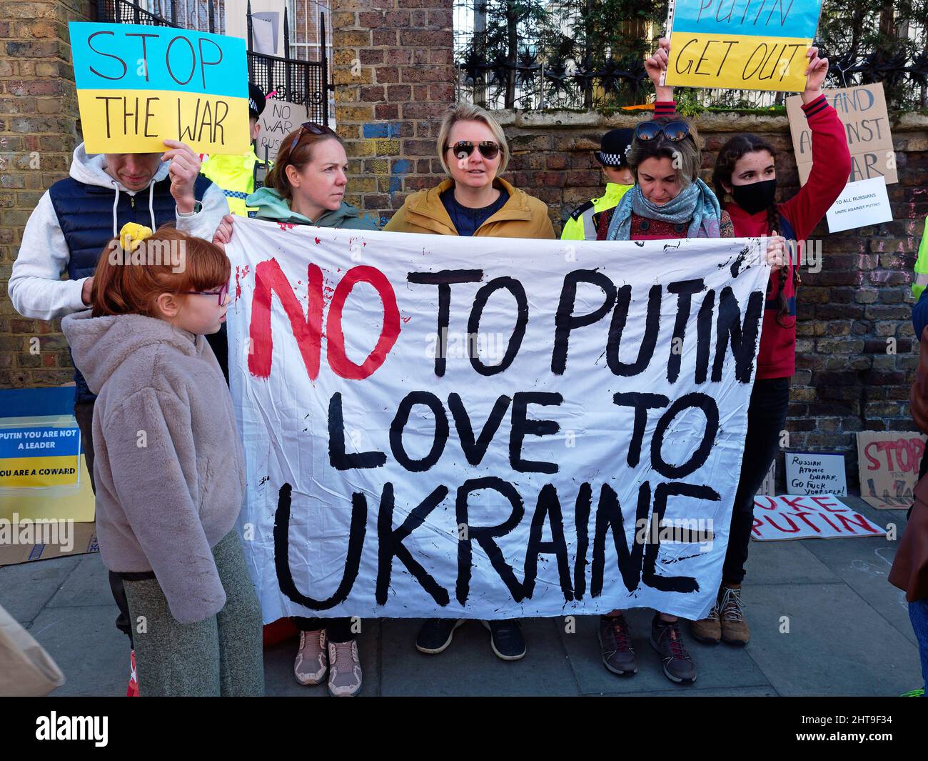 Ansicht der Demonstranten, die ein Banner im russischen Konsulat in London zeigen, um gegen die russische Invasion in der Ukraine zu protestieren Stockfoto