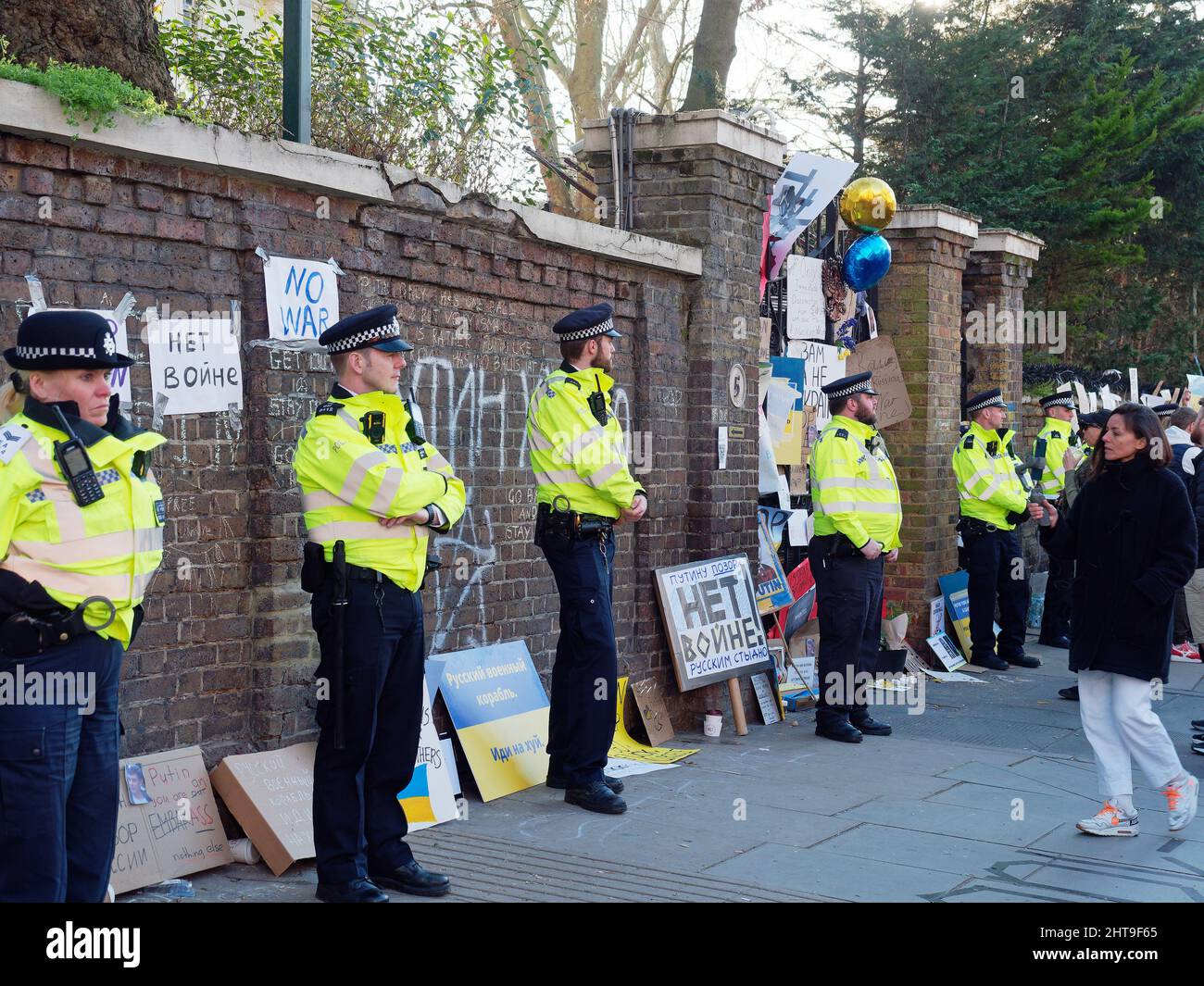 Blick auf die Londoner Metropolitan Police Officers, die das russische Konsulat in London während Protesten gegen die russische Invasion der Ukraine schützen Stockfoto
