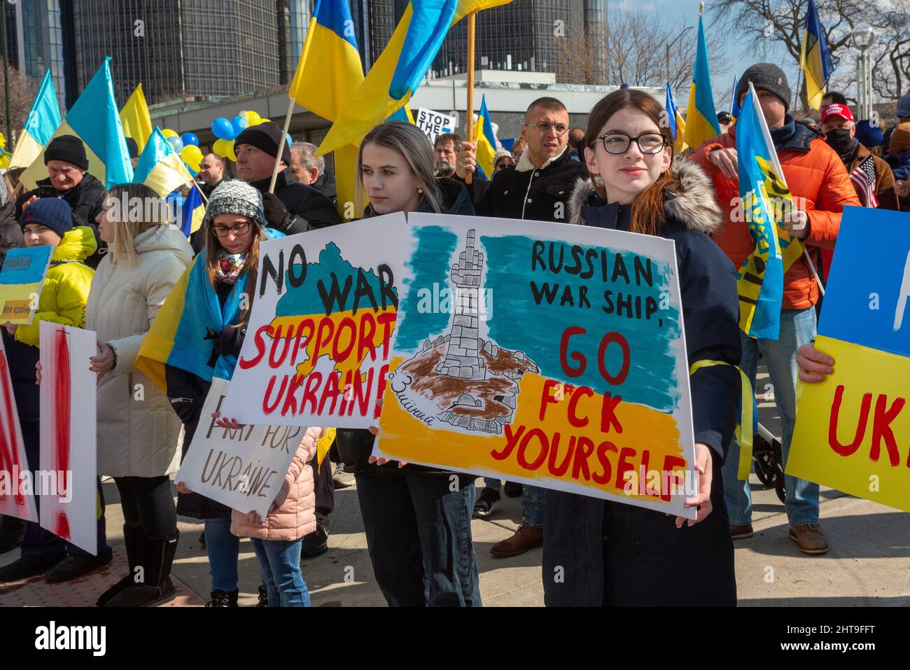 Detroit, Michigan, USA. 27.. Februar 2022. Hunderte von Menschen und ein langer Lastwagen-Konvoi nahmen an einer Kundgebung Teil, die die Ukrainer in ihrem Kampf gegen die russische Invasion ihres Landes unterstützte. Das Schild, das die Frau auf der rechten Seite trägt, zitiert die berichteten letzten Worte der ukrainischen Grenzsoldaten, bevor sie von der russischen Marine und der Luftwaffe angegriffen wurden. Kredit: Jim West/Alamy Live Nachrichten Stockfoto