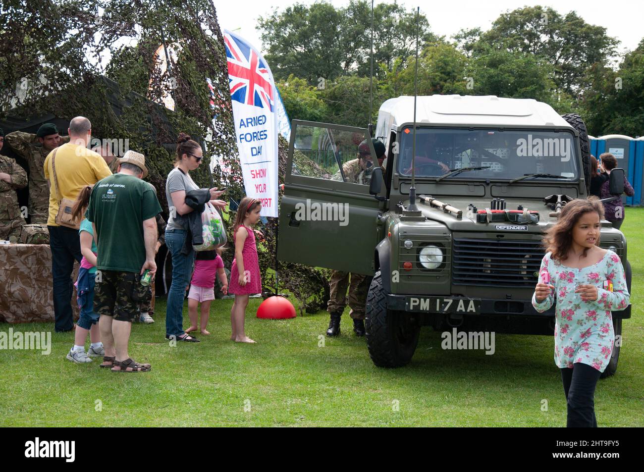 Britische Soldaten stellen ihre Ausrüstung aus und fördern die Armee während des Armed Forces Day der breiten Öffentlichkeit Stockfoto
