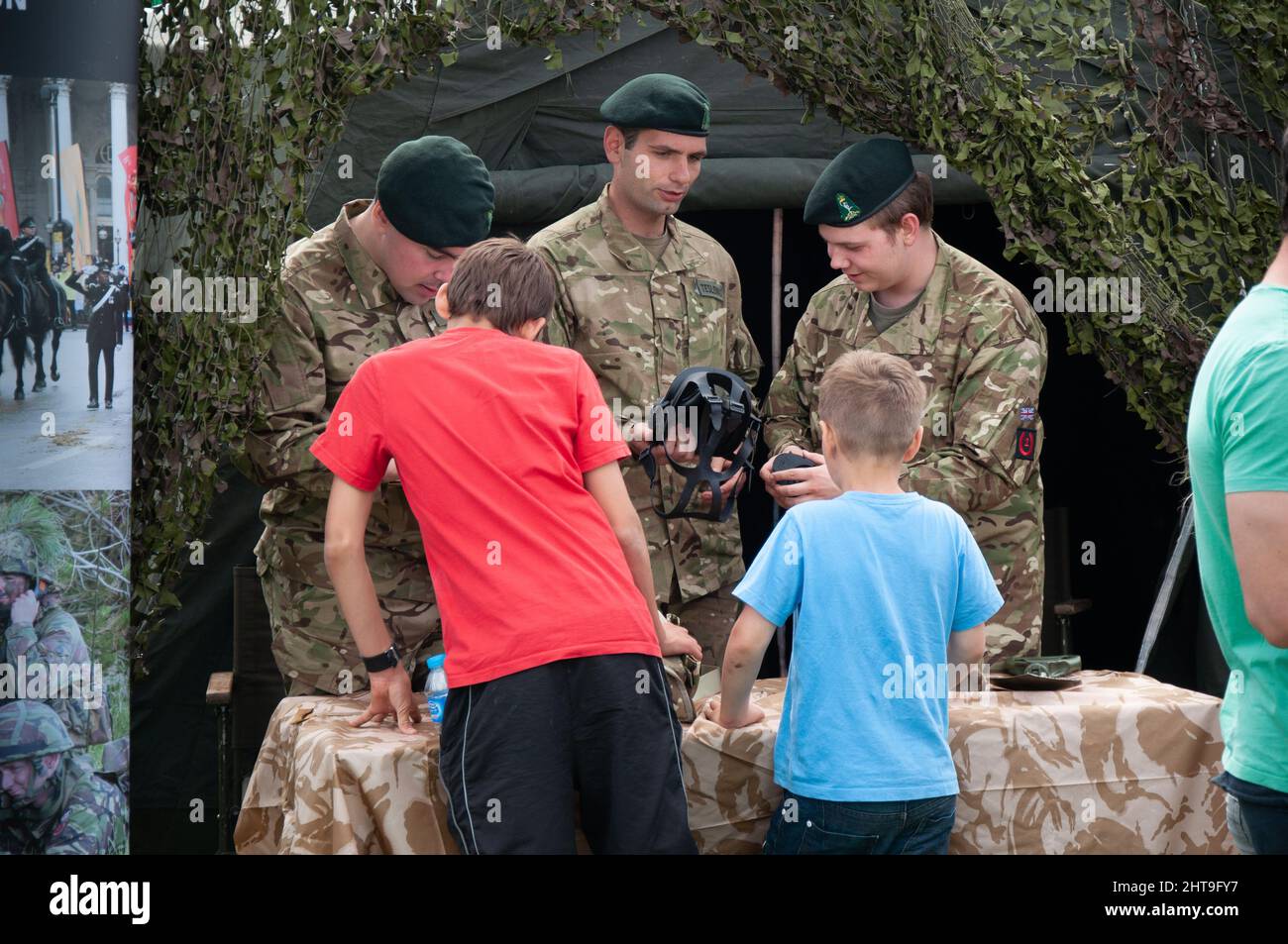 Britische Soldaten stellen ihre Ausrüstung aus und fördern die Armee während des Armed Forces Day der breiten Öffentlichkeit Stockfoto