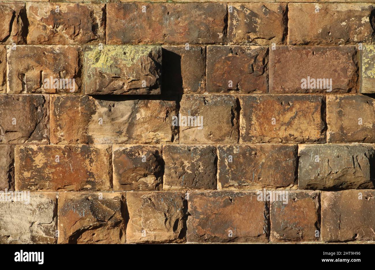 Nahaufnahme zeigt Details der Steinblöcke auf einer der gemauerten Pfeiler der Carlisle-Brücke oder Lune-Brücke, Lancaster. Stockfoto