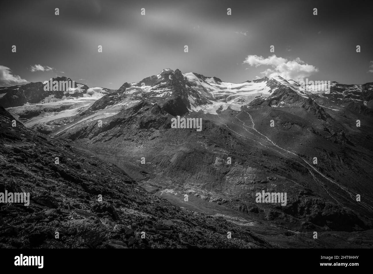 Schwarz-Weiß-Panorama der Gletscher und Moränen in der Region Palla Bianca, Vallelunga, Südtirol - Sudtirol, Italien. Beliebte Berg für Stockfoto