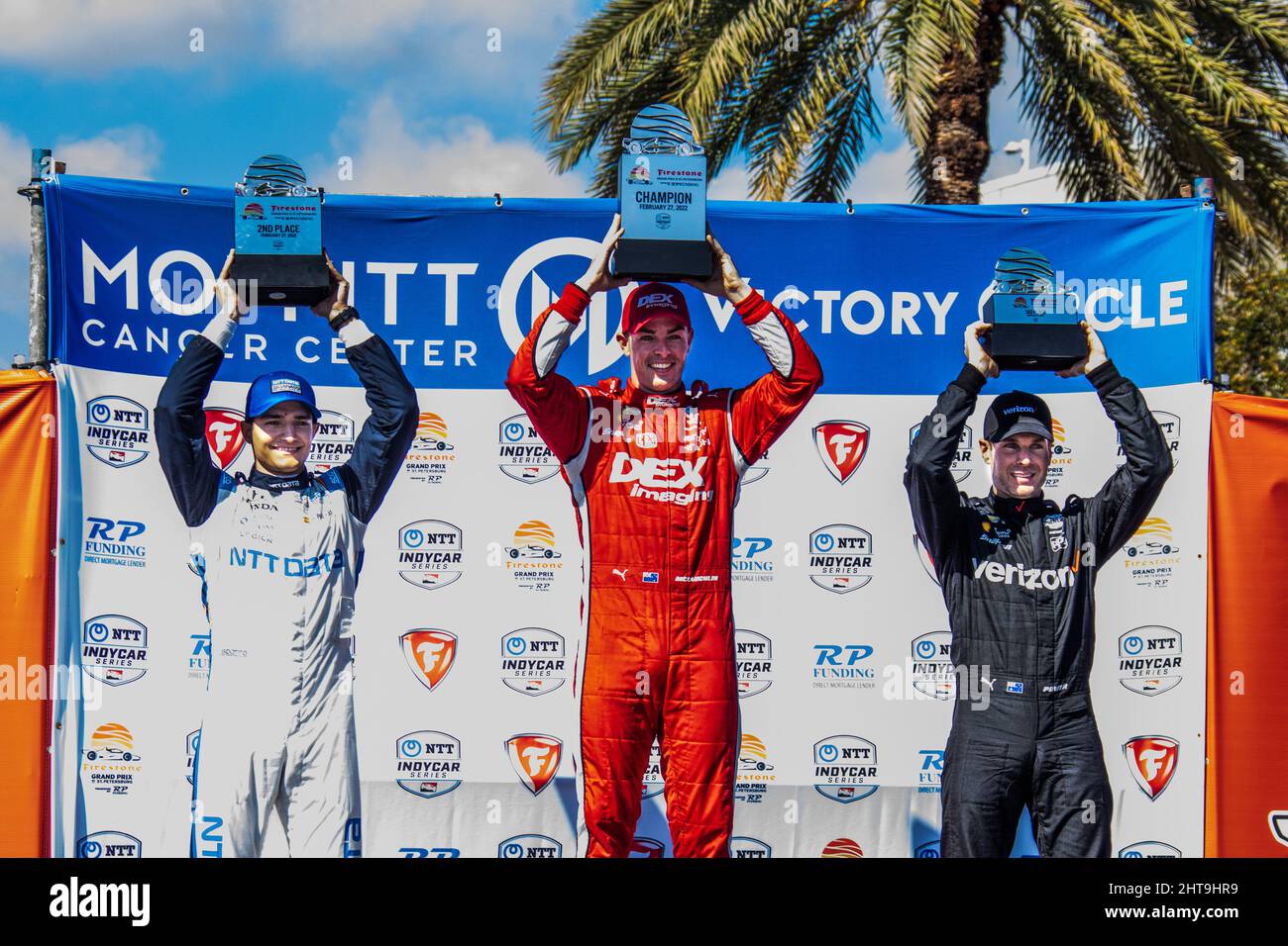 St. Petersburg, Usa. 27.. Februar 2022. Sieger Scott McLaughlin (Mitte) feiert mit dem Zweitplatzierten Alex Palou (L) und dem 3.. Platz wird Power beim Firestone Grand Prix von St. Petersburg 2022, am Sonntag, 27. Februar 2022 in St. Petersburg, Florida. Foto von Edwin Locke/UPI Credit: UPI/Alamy Live News Stockfoto