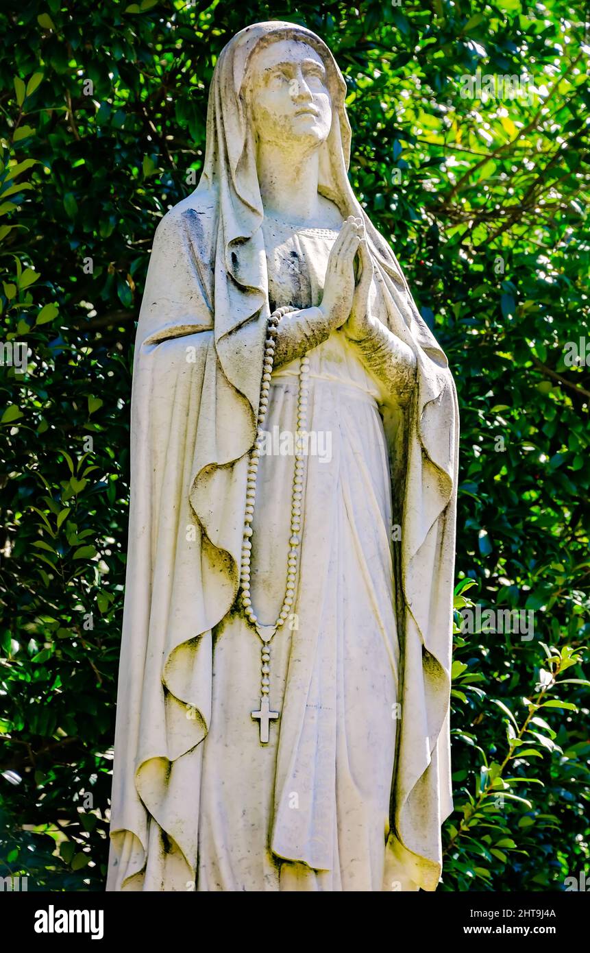 Eine Statue der Jungfrau Maria steht vor der McGill-Toolen Catholic High School, 19. Februar 2022, in Mobile, Alabama. Stockfoto