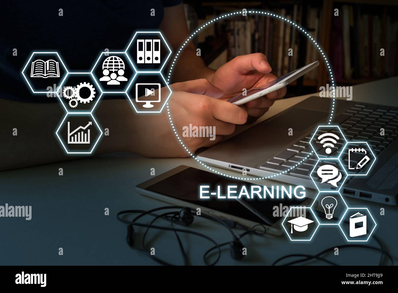 Eine Folie mit einer Marketingpräsentation zu E-Learning-Schulungen mit einem Tablet mit menschlichen Händen. Stockfoto