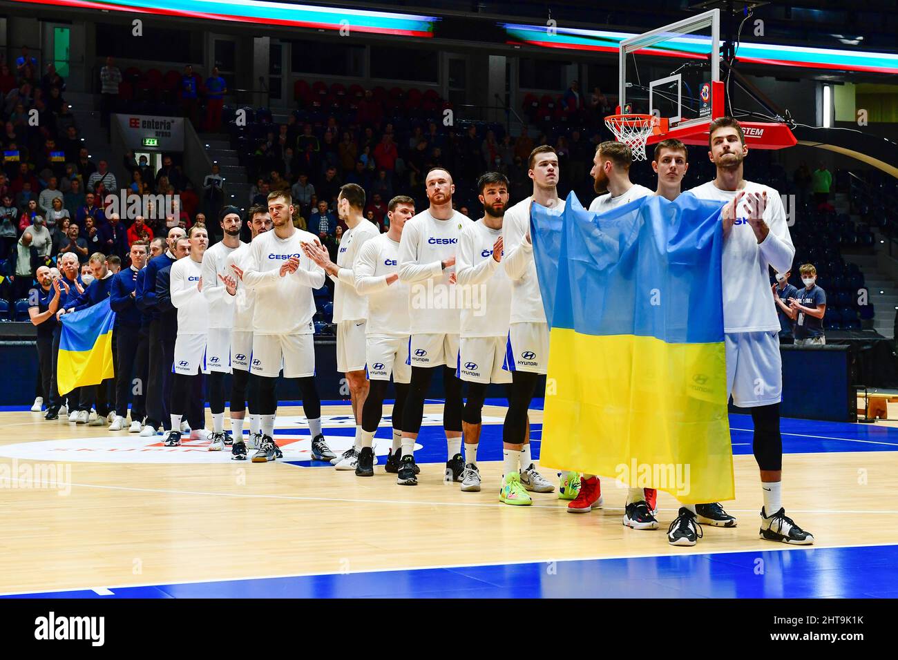 Pardubice, Tschechische Republik. 21. April 2019. Tschechische Spieler mit ukrainischer Flagge vor dem Qualifikationsspiel der Herren für die Weltmeisterschaft 2023 Tschechische Republik gegen Bulgarien in Pardubice, Tschechische Republik, 27. Februar 2022. Quelle: David Tanecek/CTK Photo/Alamy Live News Stockfoto