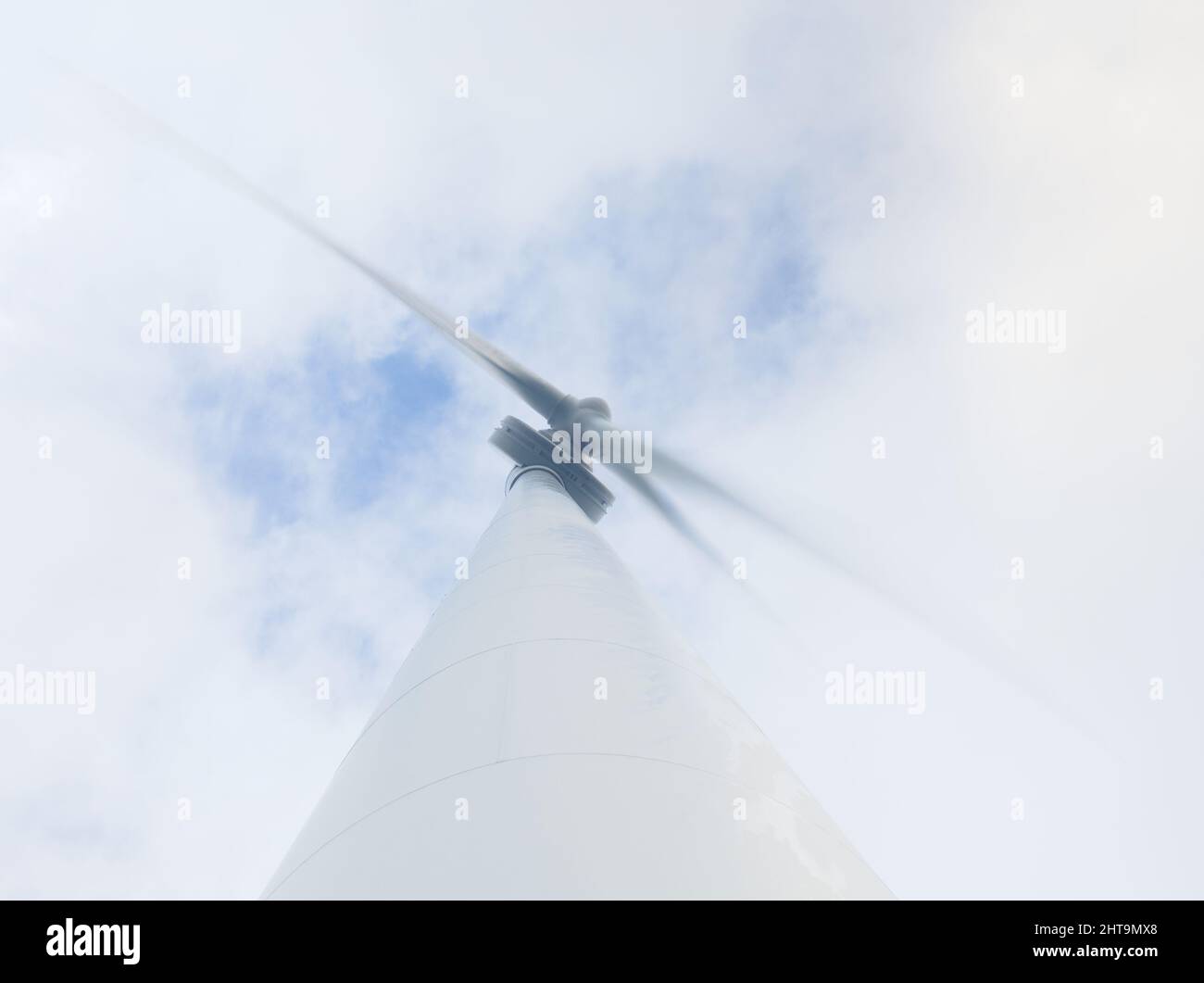 Hochwichtiges Foto mit Blick auf eine Onshore-Windkraftanlage von EWT aus dem Jahr 500kW bei bewölktem Himmel Stockfoto