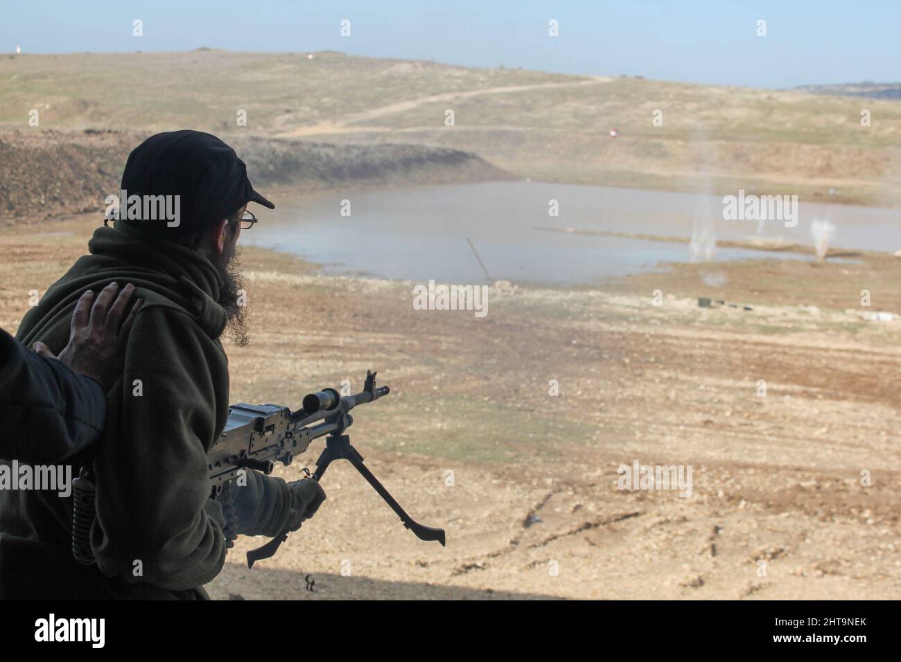 Ein Soldat feuert ein Maschinengewehr hohe Qualität Stockfoto