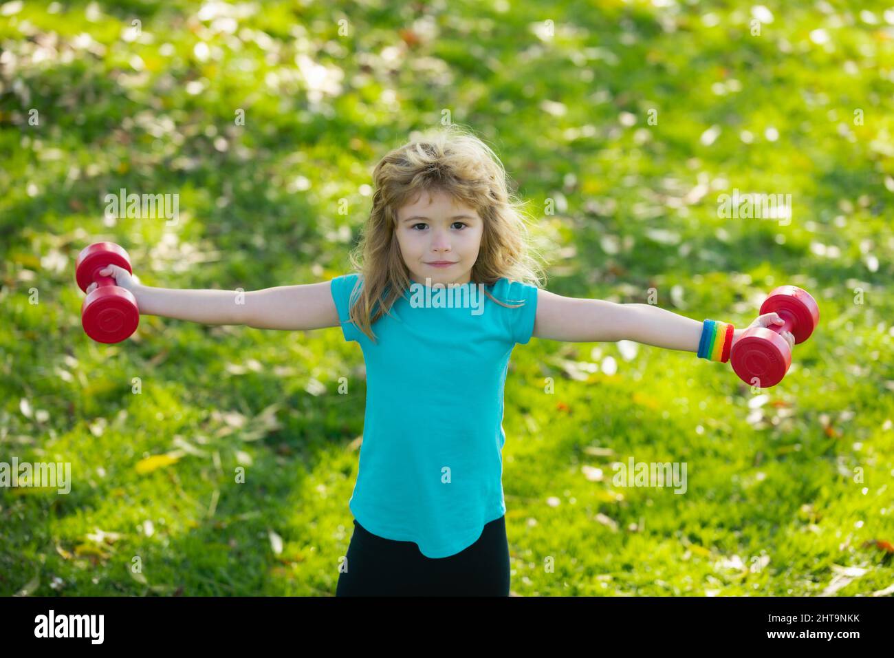 Sportkinder. Gesundes Kind Junge mit Hantel Übung im Freien. Kleine Kinder  üben Hanteln Übungen im Park Stockfotografie - Alamy