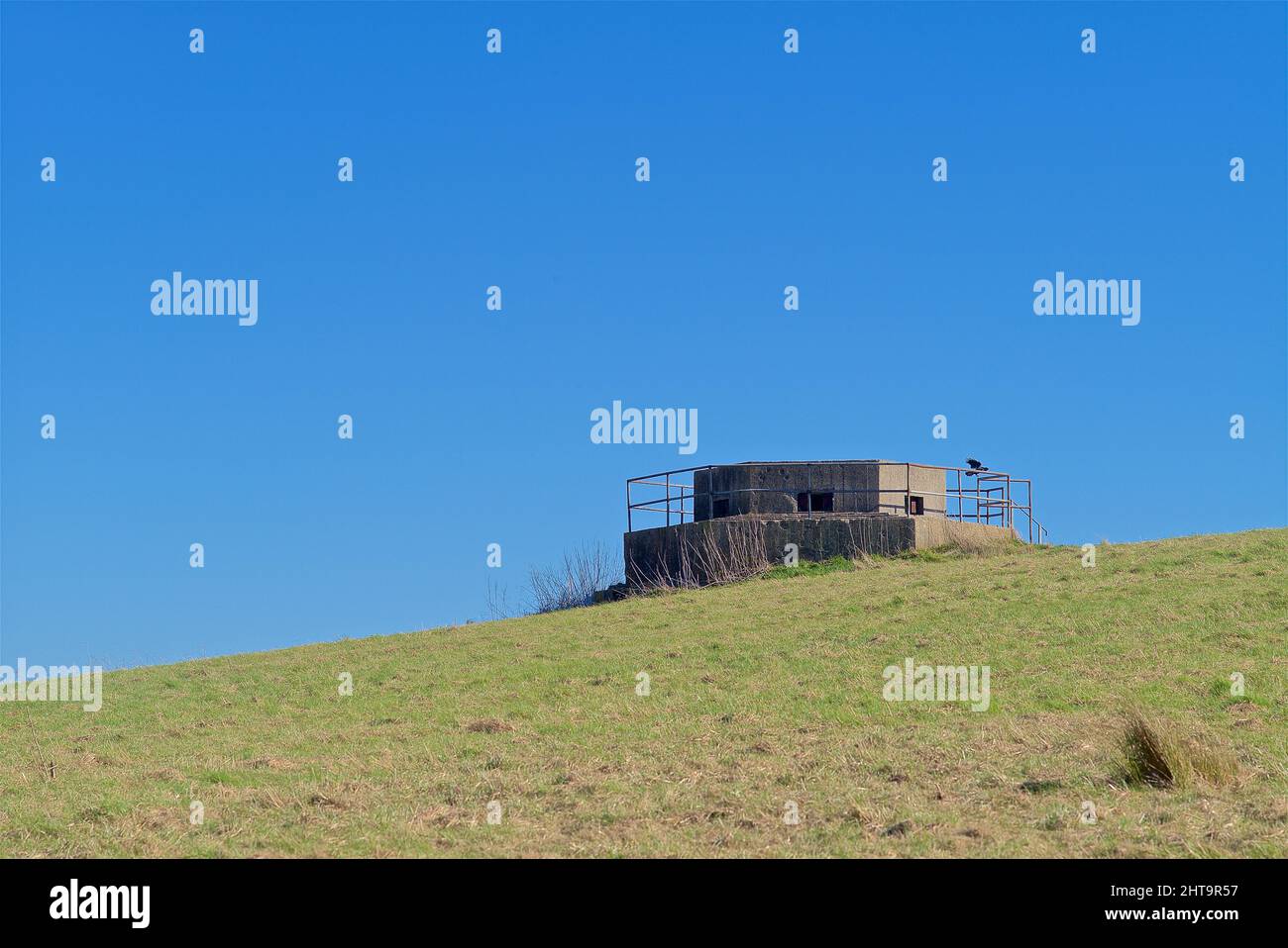 Verlassene zwei-Säulen-Kiste aus dem Weltkrieg mit Blick auf den Holland Haven Country Park. Stockfoto