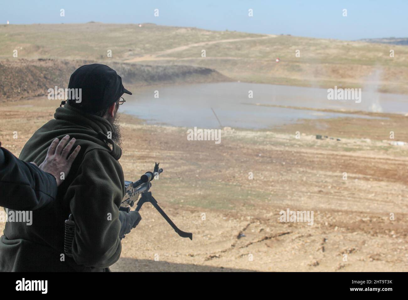 Ein Soldat feuert ein Maschinengewehr hohe Qualität Stockfoto