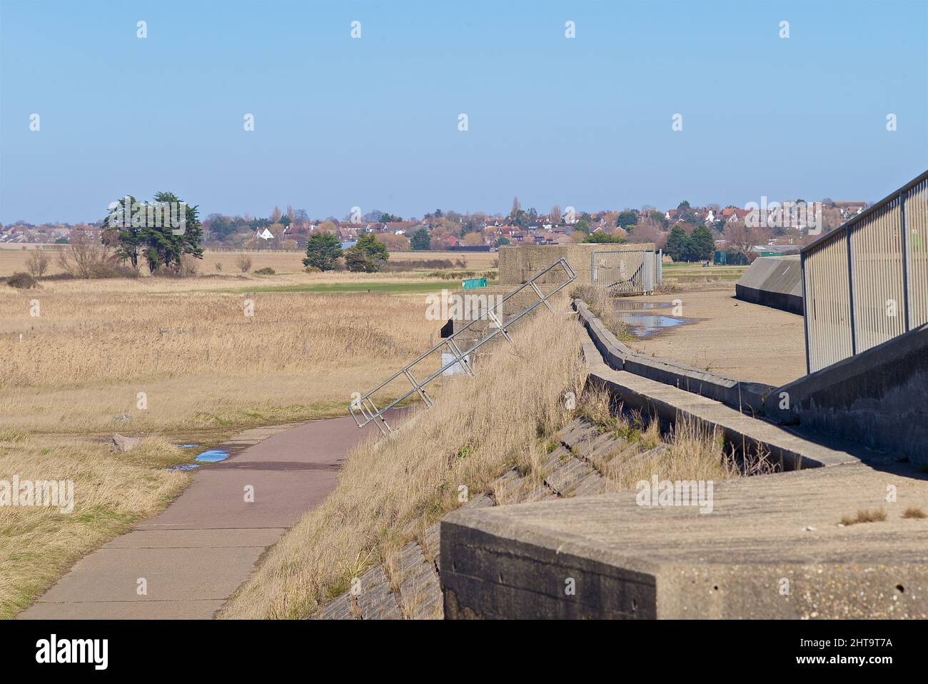 Der verlassene zwei-Säulen-Kasten aus dem Weltkrieg ist jetzt Teil der Verteidigung des Meeres gegen steigende Meeresspiegel und Sturmfluten. Stockfoto