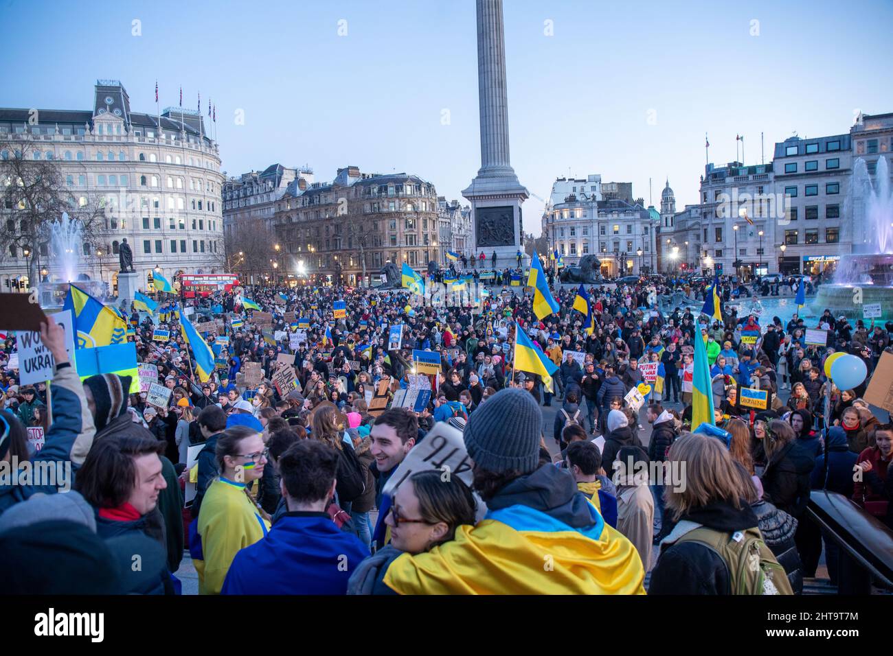 LONDON, FEBRUAR 27 2022 Pro-Ukraine-Demonstranten protestieren auf dem Trafalgar Square gegen Russlands Invasion der Ukraine. Kredit: Lucy North/Alamy Live Nachrichten Stockfoto