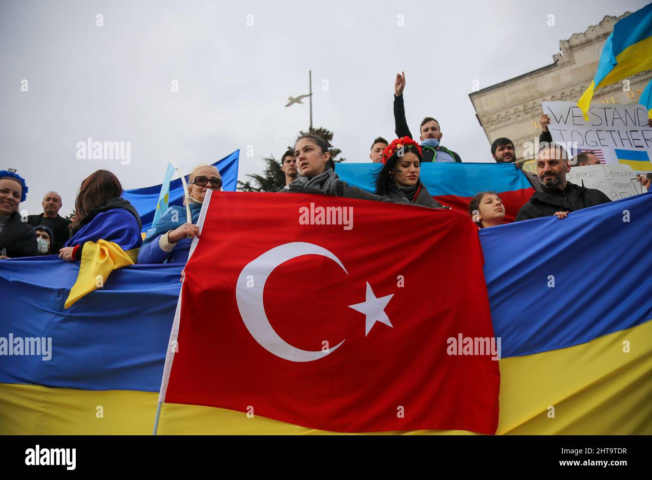 Istanbul, Türkei. 27.. Februar 2022. Während der Demonstration gegen die russische Aggression halten Demonstranten ukrainische Flaggen und die türkische Flagge. Am vierten Tag des Angriffs russischer Truppen auf die Ukraine versammelten sich ukrainische Bürger und Antikriegsdemonstranten auf dem Beyazit-Platz in Istanbul, um gegen Russland und den russischen Präsidenten Wladimir Putin zu protestieren. (Foto von Hakan Akgun/SOPA Images/Sipa USA) Quelle: SIPA USA/Alamy Live News Stockfoto