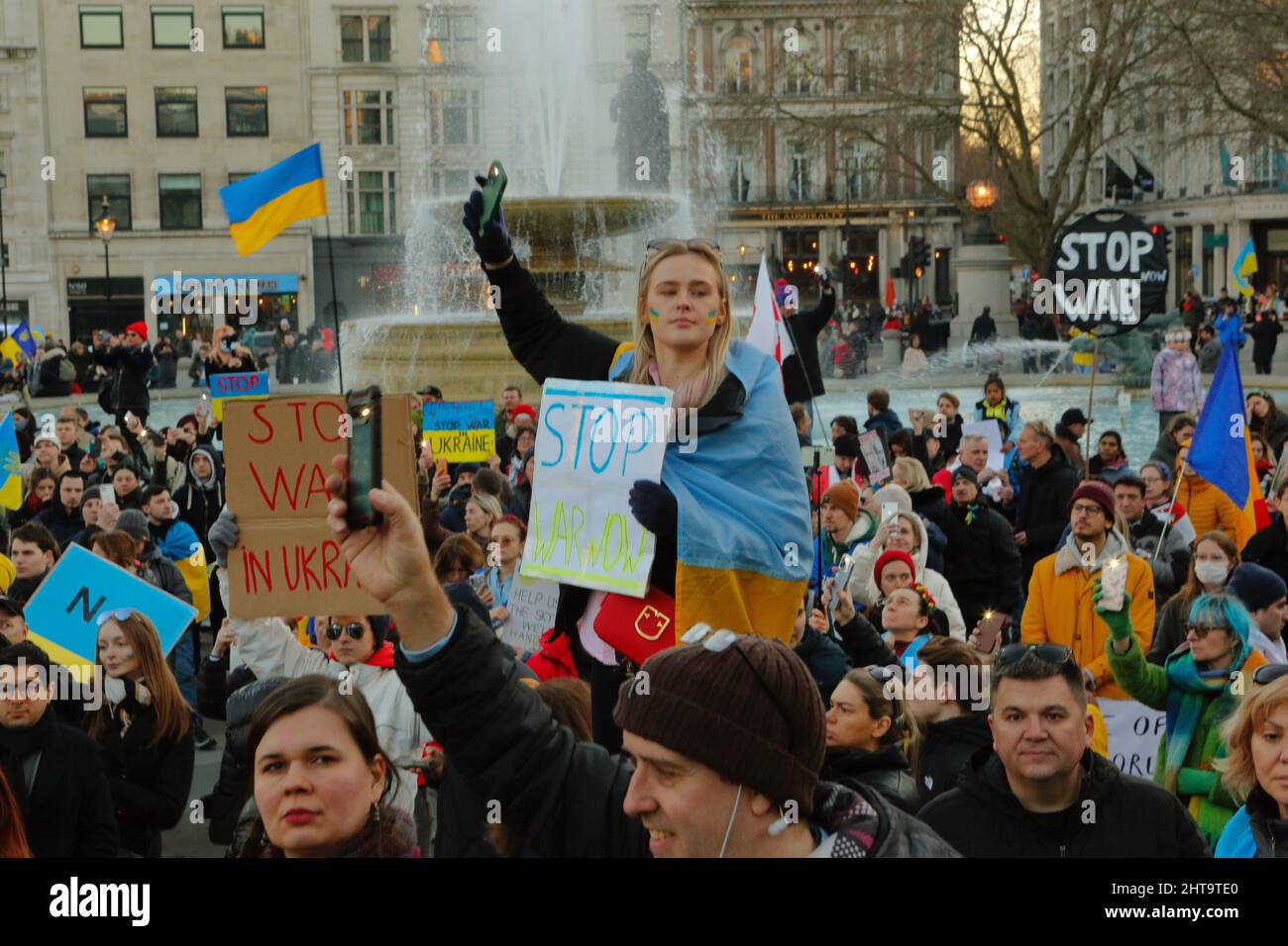 London (UK), 27.02.2022: Auf dem Trafalgar Square im Zentrum von London finden Proteste gegen den Krieg Russlands gegen die Ukraine statt. Stockfoto