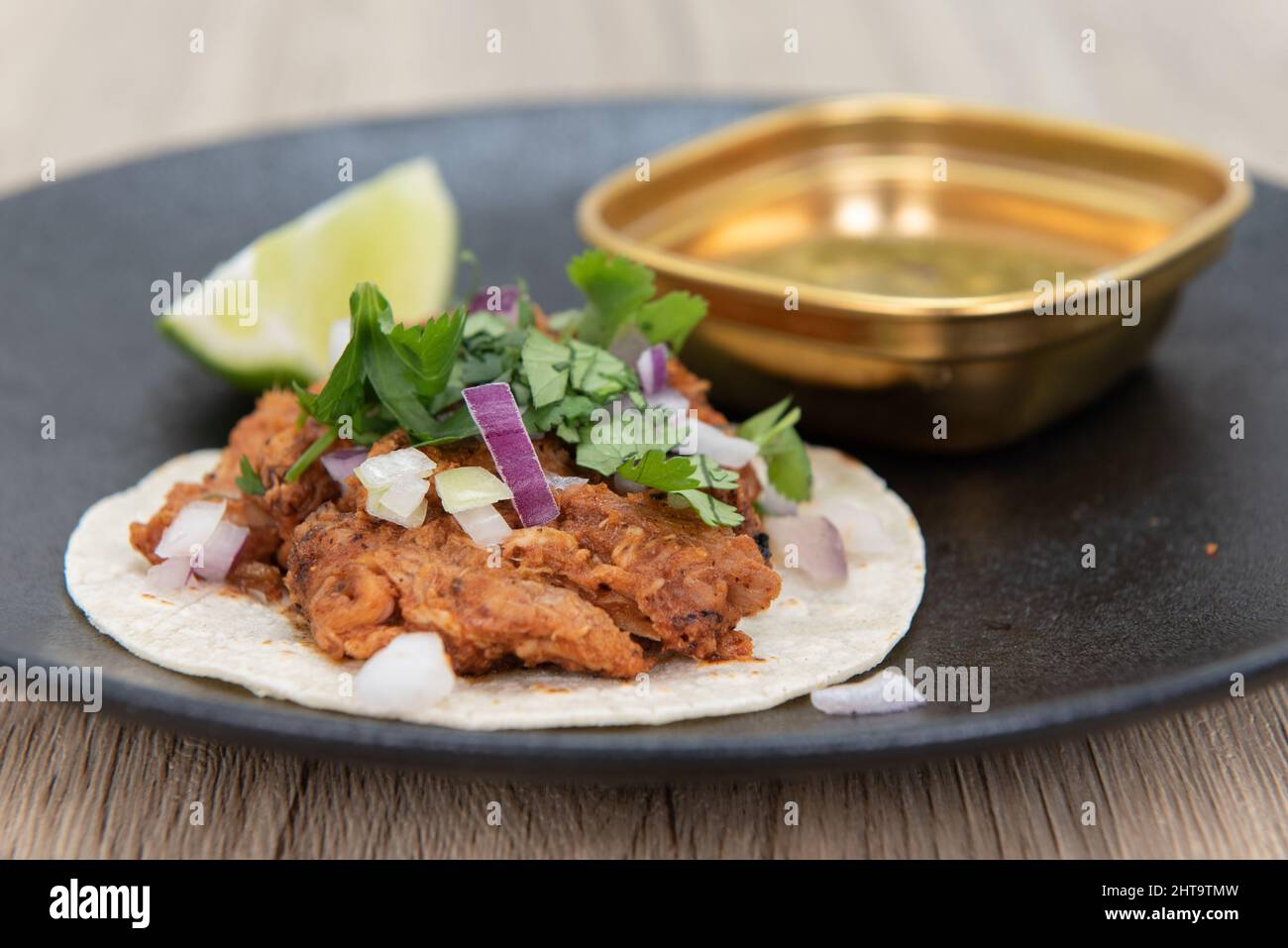 Orientalische Chicken Tikka Taco serviert als Vorspeise vor dem Essen. Stockfoto