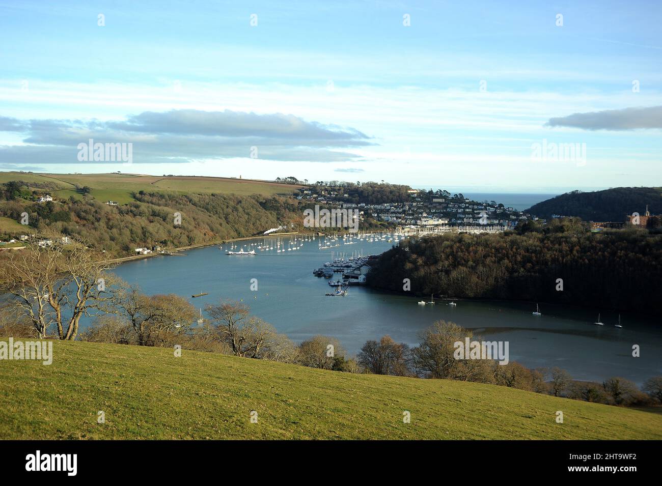 „Lydham Manor“ (läuft als Klassenpionier 7800 „Torquay Manor“) am River Dart in Kingswear entlang. Stockfoto