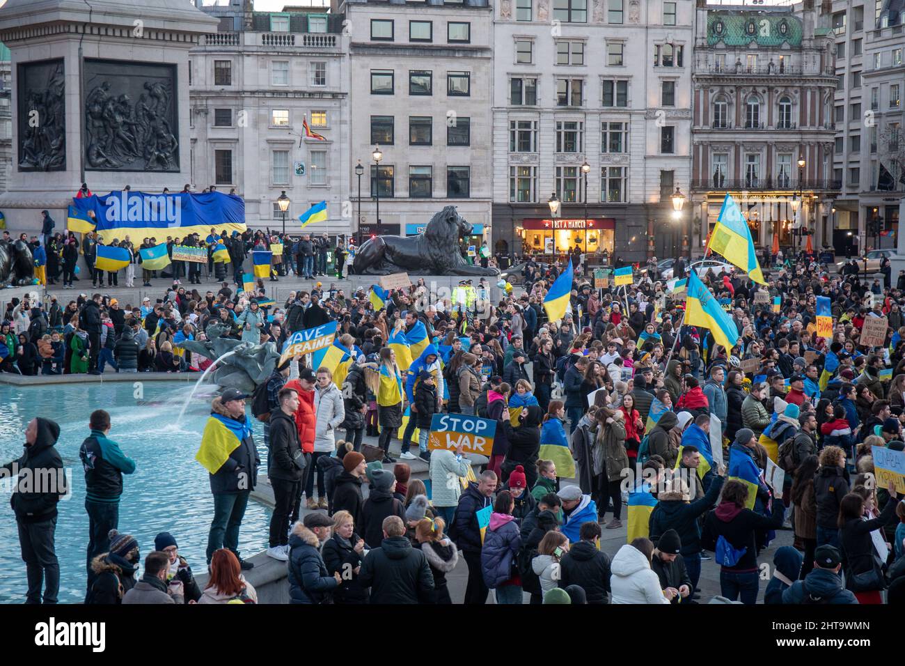 LONDON, FEBRUAR 27 2022 Pro-Ukraine-Demonstranten protestieren auf dem Trafalgar Square gegen Russlands Invasion der Ukraine. Kredit: Lucy North/Alamy Live Nachrichten Stockfoto