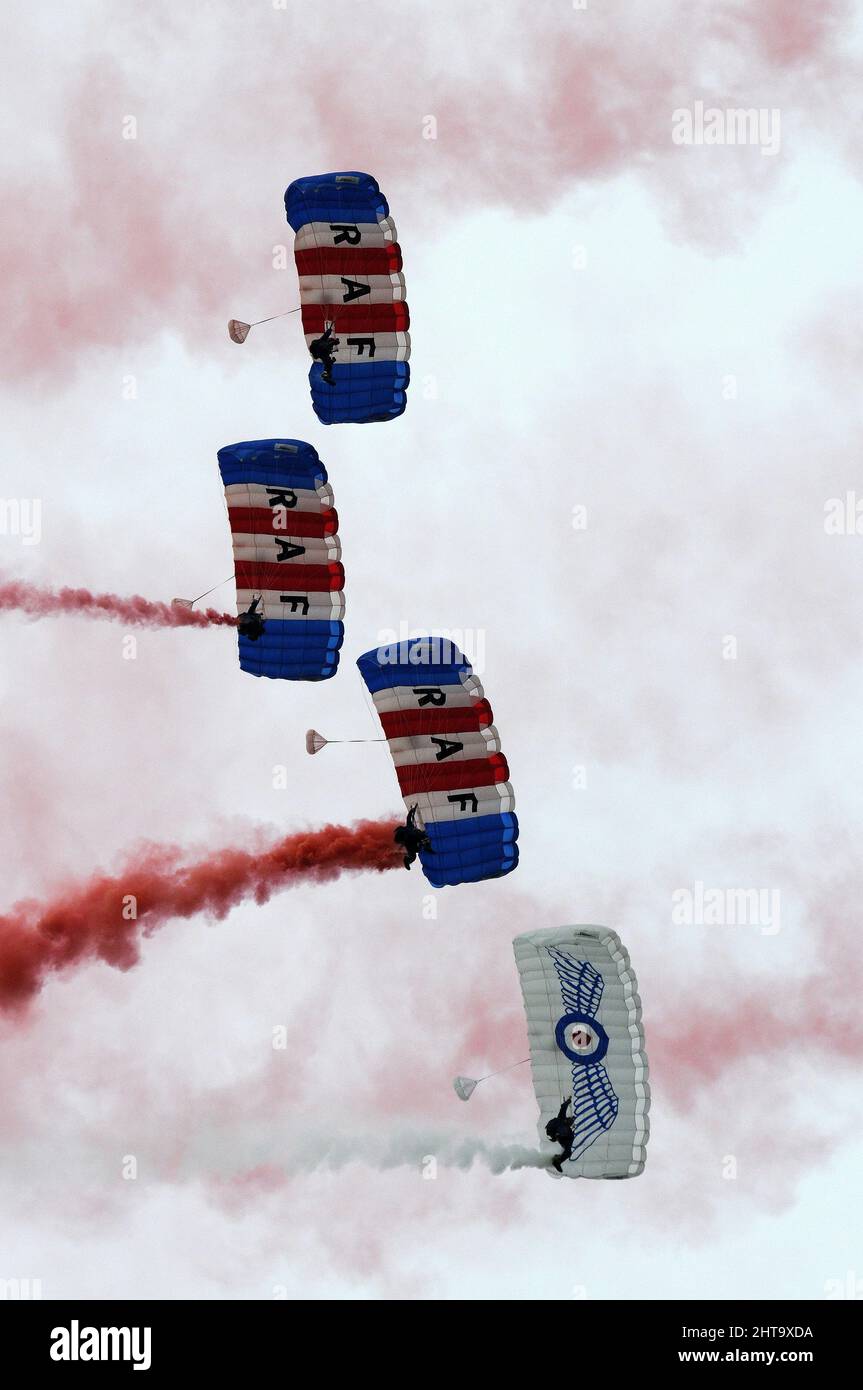 Fallschirmabwurf durch R.A.F. zum Öffnen der Cosford Airshow, 2015. Stockfoto