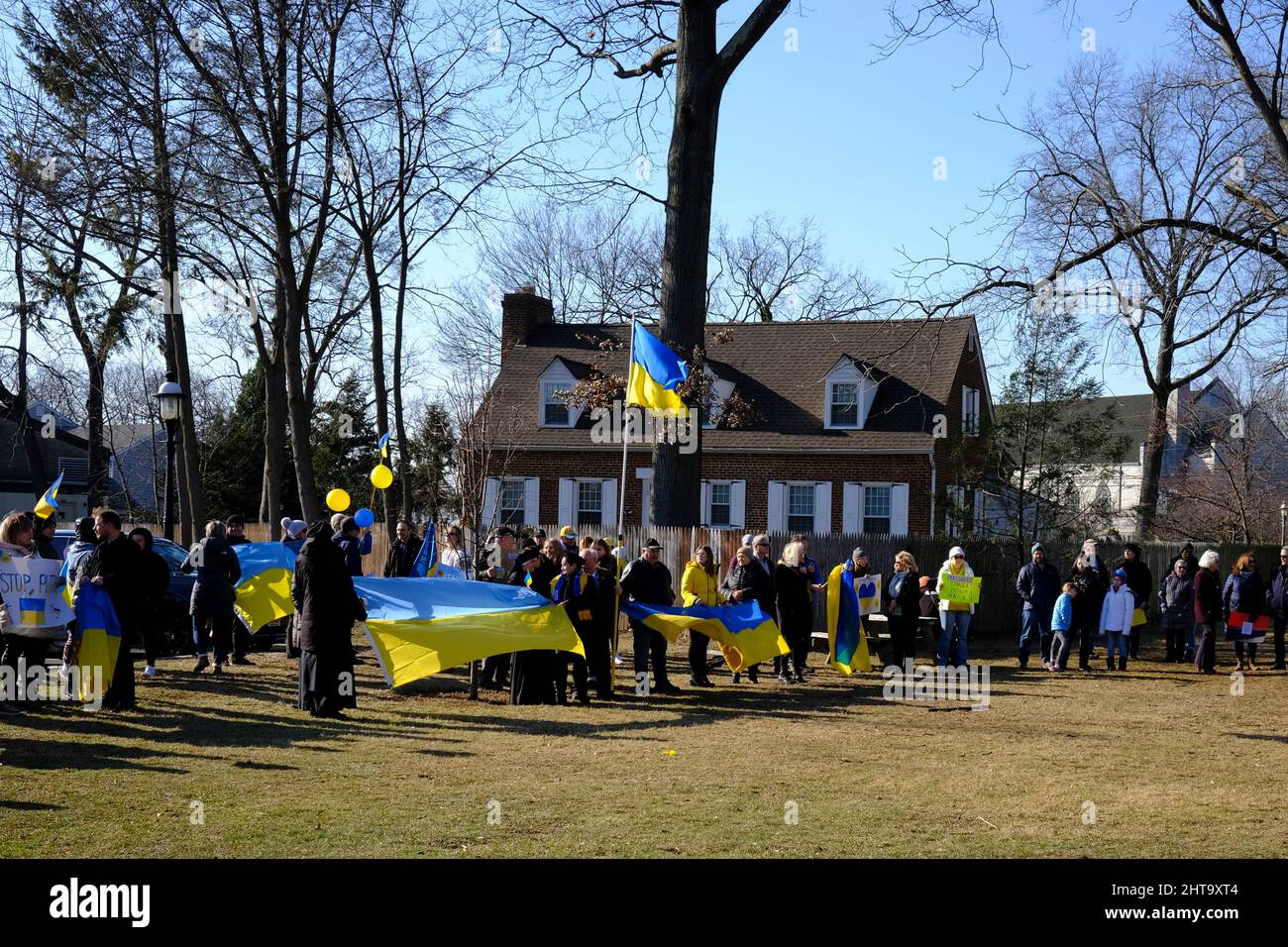 Teilnehmer an einer Kundgebung in Metuchen, NJ, um die Ukraine nach dem Einmarsch Russlands zu unterstützen Stockfoto
